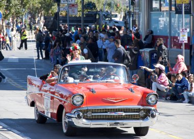 San Francisco, CA - 12 Ekim 2025: 39. rıhtımdan başlayan İtalyan Mirası Yürüyüşüne katılanlar.