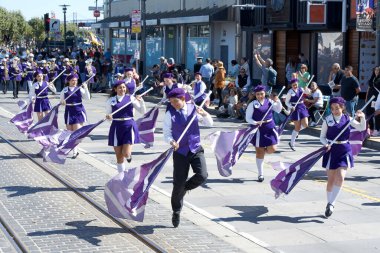 San Francisco, CA - 12 Ekim 2025: 39. İskelede başlayan İtalyan Mirası Geçidi 'ne katılanlar. Lise Renk Muhafızları bandosuyla performans sergiliyor