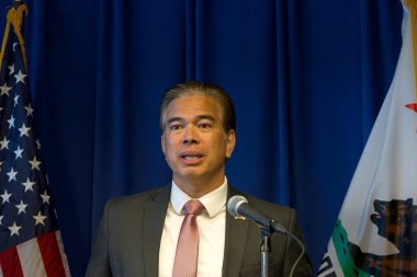 Sacramento, CA - 28 Ekim 2025: Bir basın toplantısında AG Rob Bonta Trump Yönetimi aleyhinde SNAP gıda yardımlarını yasadışı olarak kestiği için dava açtı.