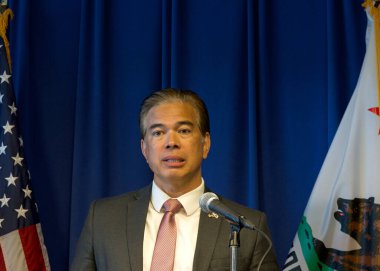 Sacramento, CA - 28 Ekim 2025: Bir basın toplantısında AG Rob Bonta Trump Yönetimi aleyhinde SNAP gıda yardımlarını yasadışı olarak kestiği için dava açtı.