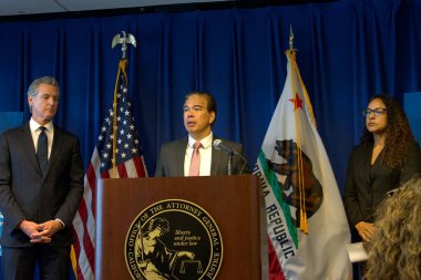 Sacramento, CA - 28 Ekim 2025: Bir basın toplantısında AG Rob Bonta Trump Yönetimi aleyhinde SNAP gıda yardımlarını yasadışı olarak kestiği için dava açtı.