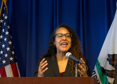 Sacramento, CA - 28 Ekim 2025: Sağlık ve İnsani Hizmetler Sekreteri Kim Johnson Vali Gavin Newsom ve AG Rob Bonta ile basın toplantısında konuşuyor