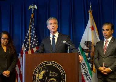 Sacramento, CA - 28 Ekim 2025: Gavin Newsom Basın Kongresi 'nde Trump Yönetimi aleyhinde SNAP gıda yardımlarını yasadışı olarak kestiği için dava açtı.