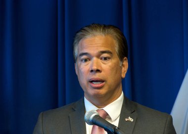 Sacramento, CA - 28 Ekim 2025: Bir basın toplantısında AG Rob Bonta Trump Yönetimi aleyhinde SNAP gıda yardımlarını yasadışı olarak kestiği için dava açtı.