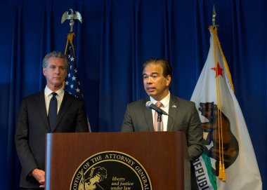 Sacramento, CA - 28 Ekim 2025: Bir basın toplantısında AG Rob Bonta Trump Yönetimi aleyhinde SNAP gıda yardımlarını yasadışı olarak kestiği için dava açtı.