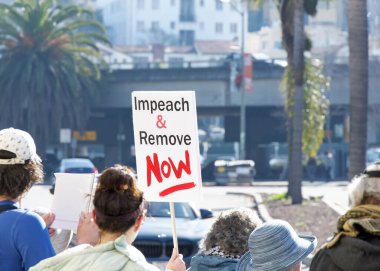 Oakland, CA - 11 Ocak 2026: Oakland 'daki Grand Theater' ın yanında düzenlenen iyi protesto gösterisinde kimliği belirsiz katılımcılar