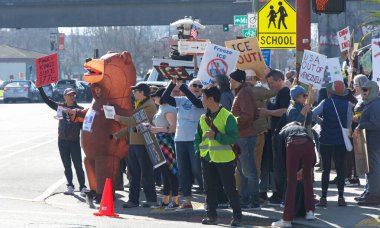 Oakland, CA - 11 Ocak 2026: Oakland 'daki Grand Theater' ın yanında düzenlenen iyi protesto gösterisinde kimliği belirsiz katılımcılar