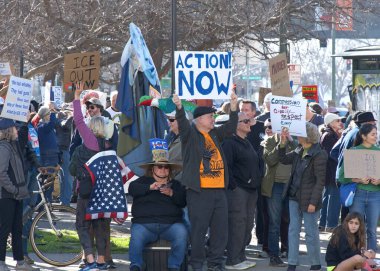Oakland, CA - 11 Ocak 2026: Oakland 'daki Grand Theater' ın yanında düzenlenen iyi protesto gösterisinde kimliği belirsiz katılımcılar