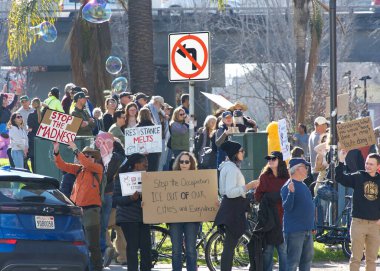 Oakland, CA - 11 Ocak 2026: Oakland 'daki Grand Theater' ın yanında düzenlenen iyi protesto gösterisinde kimliği belirsiz katılımcılar