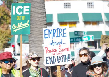 Oakland, CA - 11 Ocak 2026: Oakland 'daki Grand Theater' ın yanında düzenlenen iyi protesto gösterisinde kimliği belirsiz katılımcılar