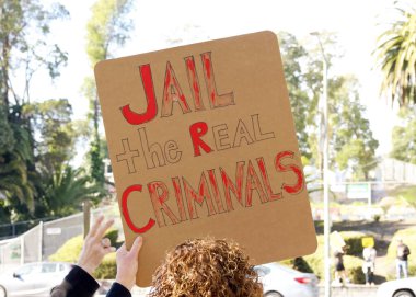 Oakland, CA - 11 Ocak 2026: Oakland 'daki Grand Theater' ın yanında düzenlenen iyi protesto gösterisinde kimliği belirsiz katılımcılar