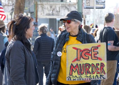 Oakland, CA - 11 Ocak 2026: Oakland 'daki Grand Theater' ın yanında düzenlenen iyi protesto gösterisinde kimliği belirsiz katılımcılar