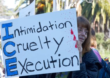 Oakland, CA - 11 Ocak 2026: Oakland 'daki Grand Theater' ın yanında düzenlenen iyi protesto gösterisinde kimliği belirsiz katılımcılar