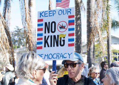 Oakland, CA - 11 Ocak 2026: Oakland 'daki Grand Theater' ın yanında düzenlenen iyi protesto gösterisinde kimliği belirsiz katılımcılar