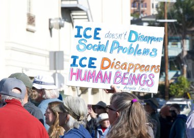 Oakland, CA - 11 Ocak 2026: Oakland 'daki Grand Theater' ın yanında düzenlenen iyi protesto gösterisinde kimliği belirsiz katılımcılar