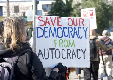 Oakland, CA - 11 Ocak 2026: Oakland 'daki Grand Theater' ın yanında düzenlenen iyi protesto gösterisinde kimliği belirsiz katılımcılar