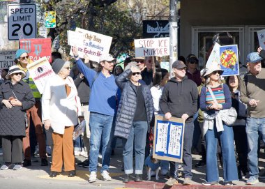 Oakland, CA - 11 Ocak 2026: Oakland 'daki Grand Theater' ın yanında düzenlenen iyi protesto gösterisinde kimliği belirsiz katılımcılar