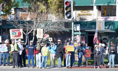 Oakland, CA - 11 Ocak 2026: Oakland 'daki Grand Theater' ın yanında düzenlenen iyi protesto gösterisinde kimliği belirsiz katılımcılar