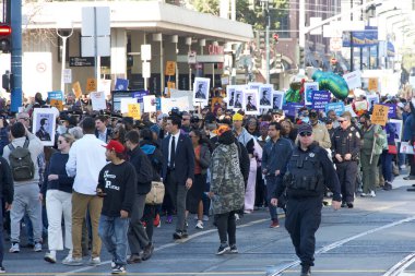 San Francisco, CA - 19 Ocak 2026: Martin Luther King Yürüyüşü katılımcıları, ellerinde işaretler, Caltrain İstasyonu 'ndan 4. Cadde' ye doğru yürüyorlar..