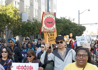 San Francisco, CA - 19 Ocak 2026: Martin Luther King Yürüyüşü katılımcıları, ellerinde işaretler, Caltrain İstasyonu 'ndan 4. Cadde' ye doğru yürüyorlar..