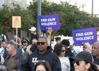 San Francisco, CA - 19 Ocak 2026: Martin Luther King Yürüyüşü katılımcıları, ellerinde işaretler, Caltrain İstasyonu 'ndan 4. Cadde' ye doğru yürüyorlar..