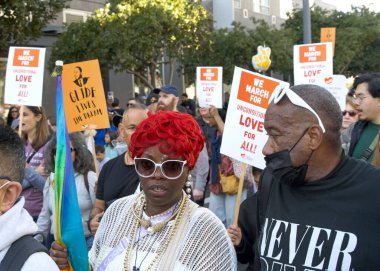 San Francisco, CA - 19 Ocak 2026: Martin Luther King Yürüyüşü katılımcıları, ellerinde işaretler, Caltrain İstasyonu 'ndan 4. Cadde' ye doğru yürüyorlar..