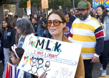 San Francisco, CA - 19 Ocak 2026: Martin Luther King Yürüyüşü katılımcıları, ellerinde işaretler, Caltrain İstasyonu 'ndan 4. Cadde' ye doğru yürüyorlar..