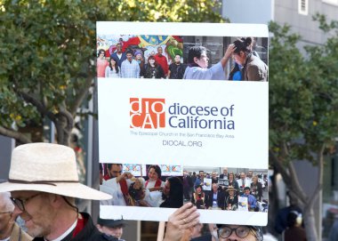 San Francisco, CA - 19 Ocak 2026: Martin Luther King Yürüyüşü katılımcıları, ellerinde işaretler, Caltrain İstasyonu 'ndan 4. Cadde' ye doğru yürüyorlar..