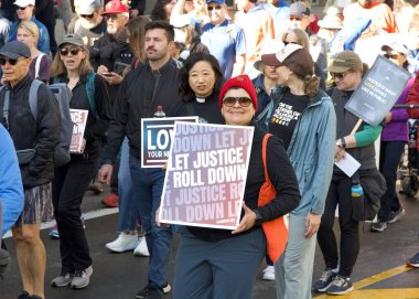 San Francisco, CA - 19 Ocak 2026: Martin Luther King Yürüyüşü katılımcıları, ellerinde işaretler, Caltrain İstasyonu 'ndan 4. Cadde' ye doğru yürüyorlar..