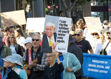 San Francisco, CA - 19 Ocak 2026: Martin Luther King Yürüyüşü katılımcıları, ellerinde işaretler, Caltrain İstasyonu 'ndan 4. Cadde' ye doğru yürüyorlar..