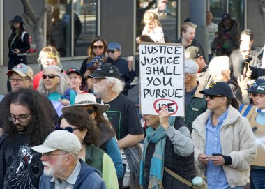 San Francisco, CA - 19 Ocak 2026: Martin Luther King Yürüyüşü katılımcıları, ellerinde işaretler, Caltrain İstasyonu 'ndan 4. Cadde' ye doğru yürüyorlar..