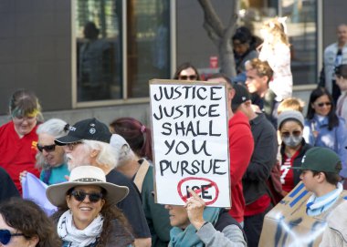 San Francisco, CA - 19 Ocak 2026: Martin Luther King Yürüyüşü katılımcıları, ellerinde işaretler, Caltrain İstasyonu 'ndan 4. Cadde' ye doğru yürüyorlar..