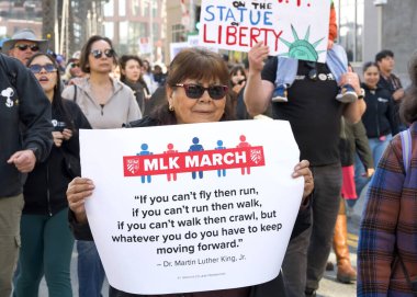 San Francisco, CA - 19 Ocak 2026: Martin Luther King Yürüyüşü katılımcıları, ellerinde işaretler, Caltrain İstasyonu 'ndan 4. Cadde' ye doğru yürüyorlar..