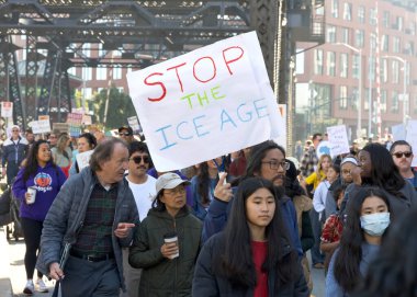 San Francisco, CA - 19 Ocak 2026: Martin Luther King Yürüyüşü katılımcıları, ellerinde işaretler, Caltrain İstasyonu 'ndan 4. Cadde' ye doğru yürüyorlar..