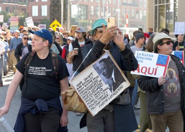 San Francisco, CA - 19 Ocak 2026: Martin Luther King Yürüyüşü katılımcıları, ellerinde işaretler, Caltrain İstasyonu 'ndan 4. Cadde' ye doğru yürüyorlar..