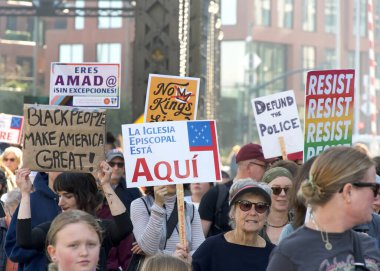 San Francisco, CA - 19 Ocak 2026: Martin Luther King Yürüyüşü katılımcıları, ellerinde işaretler, Caltrain İstasyonu 'ndan 4. Cadde' ye doğru yürüyorlar..
