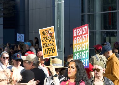 San Francisco, CA - 19 Ocak 2026: Martin Luther King Yürüyüşü katılımcıları, ellerinde işaretler, Caltrain İstasyonu 'ndan 4. Cadde' ye doğru yürüyorlar..