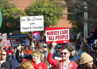 San Francisco, CA - 19 Ocak 2026: Martin Luther King Yürüyüşü katılımcıları, ellerinde işaretler, Caltrain İstasyonu 'ndan 4. Cadde' ye doğru yürüyorlar..