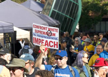 San Francisco, CA - 19 Ocak 2026: Martin Luther King Yürüyüşü katılımcıları, ellerinde işaretler, Caltrain İstasyonu 'ndan 4. Cadde' ye doğru yürüyorlar..