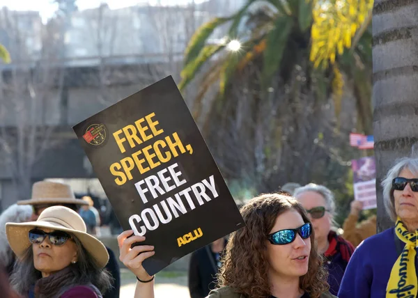 Oakland, CA - 11 Ocak 2026: Oakland 'daki Grand Theater' ın yanında düzenlenen iyi protesto gösterisinde kimliği belirsiz katılımcılar