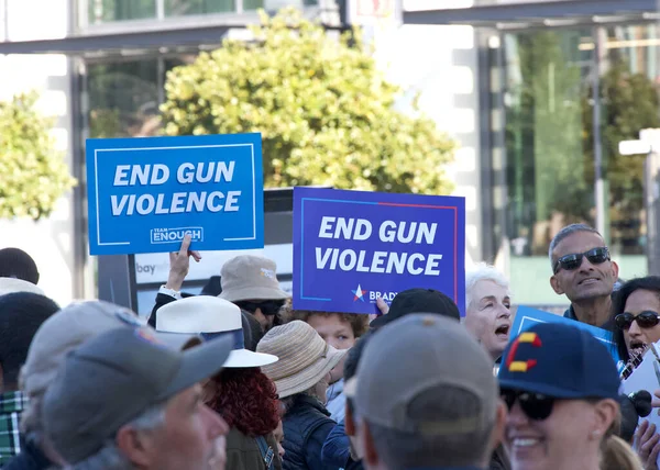 San Francisco, CA - 19 Ocak 2026: Martin Luther King Yürüyüşü katılımcıları, ellerinde işaretler, Caltrain İstasyonu 'ndan 4. Cadde' ye doğru yürüyorlar..