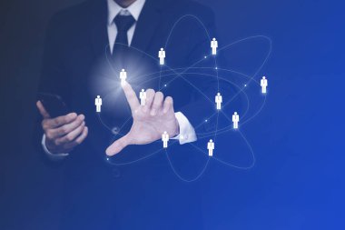 İş adamı dokunmatik insan ekranı, bir medya ekranının grafiksel ekranında insanlar ikonu, İşe Alma, İşe Alma ve Takım Binası ile Teknoloji İşletmeleri. Örgüt yapısı kavramı.