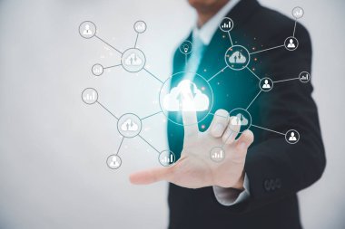 İş adamı bulut simgesi bilgisayar ağı ile ilgili veri bilgilerine bağlanıyor., Yedekleme Verisi İnternet, ağ ve dijital, Paylaşım küresel ve teknoloji, konsept.