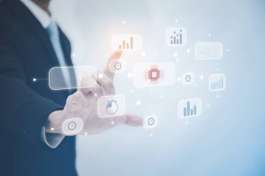 İş adamı Büyük Veri Bulutu 'na ve grafik simgeleriyle iş zekasına dokunuyor. Takım başarısı, insan kaynakları, iş başarısı ve takım çalışması kavramı..