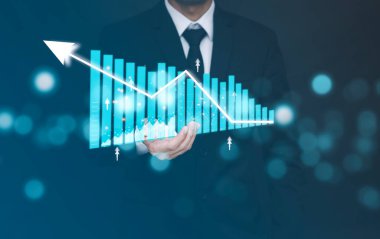 Grafik işi yapan bir işadamı ve tablet ekranında siyah arkaplanda bir medya ekranının simgesi tutuyor. Teknoloji Süreç Sistemi İş Konsepti. 