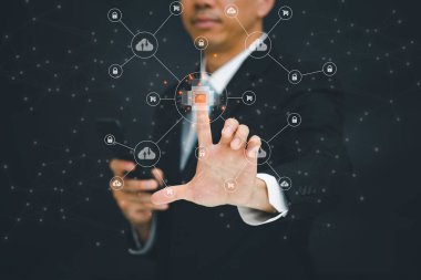 İş adamı Büyük Veri Bulutu 'na ve grafik simgeleriyle iş zekasına dokunuyor. Takım başarısı, insan kaynakları, iş başarısı ve takım çalışması kavramı..