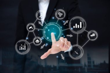 Bir medya ekranı, Teknoloji İşletmesi, başarı ve takım çalışması konseptinin grafik ekran simgesine dokunan İşadamı çift pozlama.