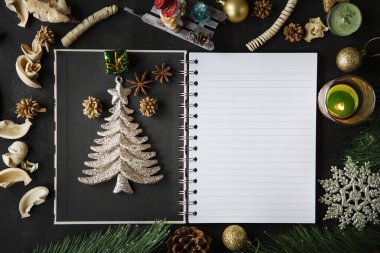 Noel kartı ve karanlık masada boş kitap notları, Mutlu Noeller ve mutlu yıllar mesajı için boş fotokopi alanı, Üst Manzara