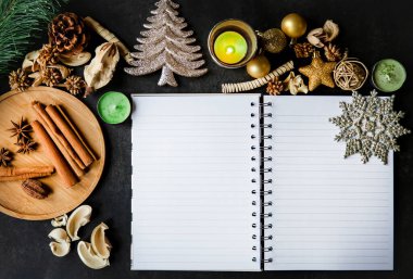 Noel kartı ve karanlık masada boş kitap notları, Mutlu Noeller ve mutlu yıllar mesajı için boş fotokopi alanı, Üst Manzara