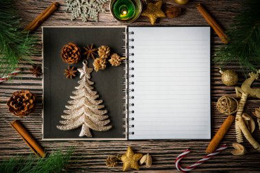 Noel kartı ve karanlık masada boş kitap notları, Mutlu Noeller ve mutlu yıllar mesajı için boş fotokopi alanı, Üst Manzara